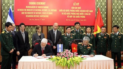 The two sides sign a memorandum of understanding on bilateral defence co-operation after their talks. (Image credit: qdnd.vn)