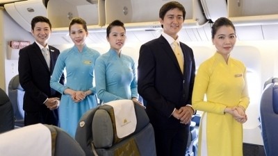 National carrier Vietnam Airlines unveils new staff uniform