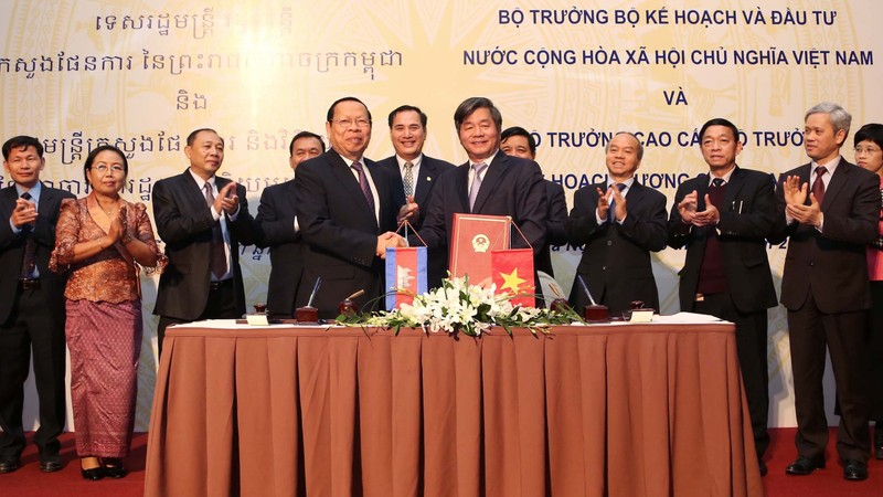 Vietnam's Minister of Planning and Investment Bui Quang Vinh and his Cambodian counterpart Chhay Than at the signing ceremony.