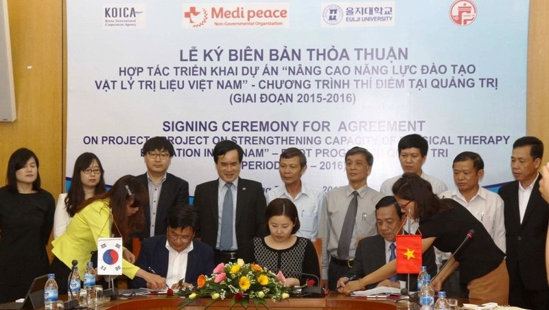 An agreement is signed by the Quang Tri provincial People’s Committee, Medi Peace, the Korea International Co-operation Agency and Eulji University. (Credit: dantri.com.vn)