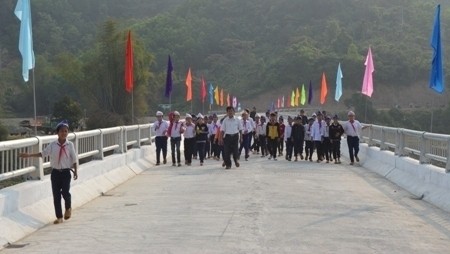 Hundreds of students can go to school safely thanks to the new bridge 