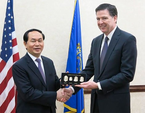 Minister of Public Security General Tran Dai Quang and FBI Director James Comey (Credit: cand.com.vn)