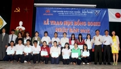 Students in Thua Thien – Hue province receive the SoShi scholarships on March 29.