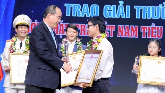 Vietnam Fatherland Front President Nguyen Thien Nhan presents awards to ten outstanding young people. (Image credit: VGP)