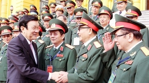 President Truong Tan Sang salutes Army Corps No.2’s war veterans (Photo: VNA)