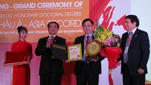 Physician Phung Tuan Giang honoured at the ceremony for his Vietnamese traditional medicine treatment (Image credit: nld.com.vn)