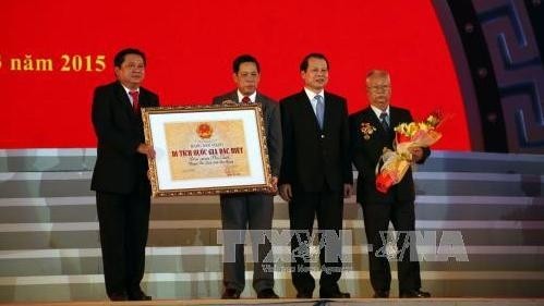 Deputy PM Vu Van Ninh (third from left) presents Prime Minister’s Decision recognising Phu Quoc prison as a special national heritage site to Kien Giang provincial leaders. (Photo: VNA)