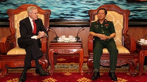 Senior Lieutenant General Do Ba Ty receives the US Secretary of the Navy Ray Mabus. (Credit: VGP)