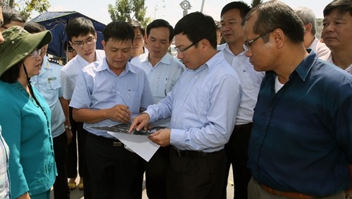 Deputy PM Pham Binh Minh conducting fieldwork at the Moc Bai border gate