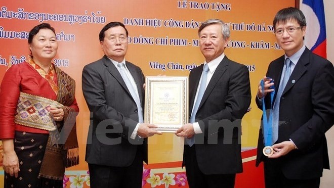 Lao official Phimmasone Loungkhamma (second from left) receives the title of honourary citizen of Hanoi (Photo: VNA)
