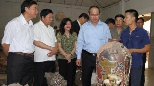 VFF President Nguyen Thien Nhan visits Phu Lang village. (VNA)