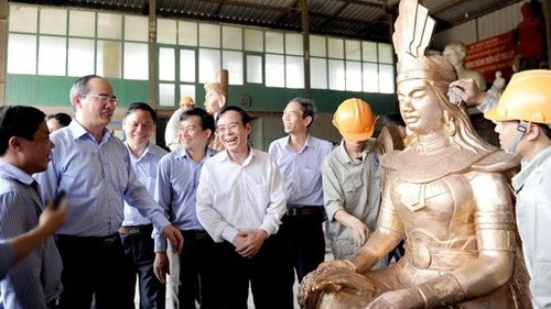 VFF Chairman Nguyen Thien Nhan visits a production facility in Y Yen district. (Credit: sggp.org.vn)