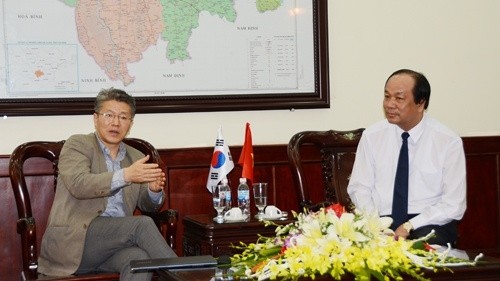 Secretary of the Ha Nam provincial Party Committee Mai Tien Dung works with the Project Management Director of the Republic of Korea’s ACE Technology Corporation M.H. Kim. (Credit: hanamtv.vn)