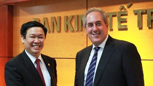 Head of the Party Central Committee’s Economic Commission Vuong Dinh Hue and US Trade Representative Michael Froman