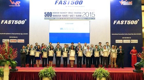 The 2015 FAST500 awards were presented to enterprises. (Credit: vietnamnet.vn)
