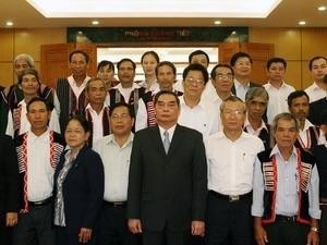 Politburo member Le Hong Anh with artists, village heads and commune leaders from Gia Lai province