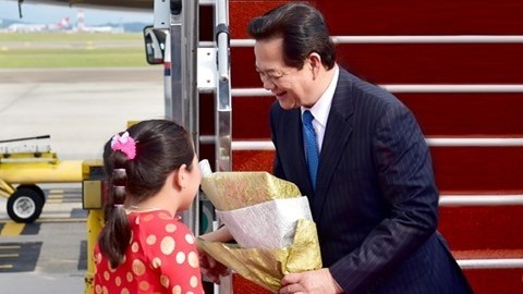 PM Nguyen Tan Dung is welcomed at the airport. (Credit: VGP)