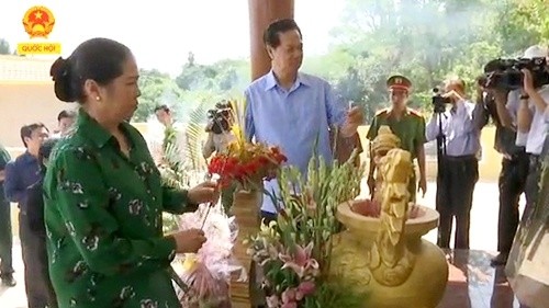 PM Nguyen Tan Dung and his wife offered incense at the memorial stele for military medical officers in Kien Giang. (Credit: vov)