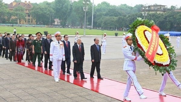 Party, State leaders pay homage to President Ho Chi Minh (Photo: VNA)