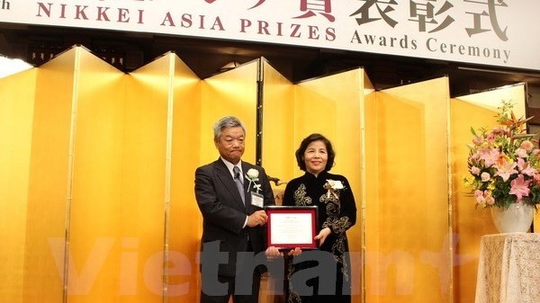 Vinamilk CEO Mai Kieu Lien (R) receives Nikkei Asia Prize (Photo: VNA)