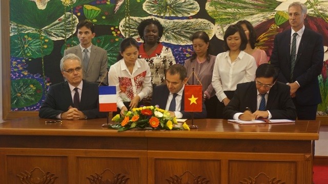 Director of AFD in Vietnam Rémi Genevey (left), French Ambassador to Vietnam Jean-Noel Poirier, and Deputy Minister of Finance Truong Chi Trung sign the credit agreement in Hanoi on May 19. (Image credit: Nghiem Trung/NDO)