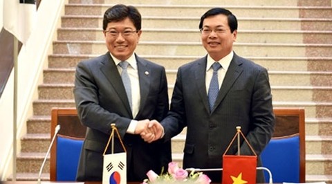 Minister of Industry and Trade Vu Huy Hoang and his RoK counterpart Yoon Sang-jick do a handshake after signing the VKFTA. (Credit: vneconomy.vn)
