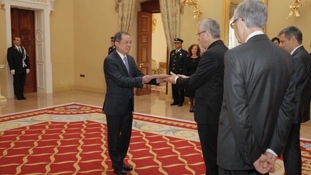 Ambassador Nguyen Ngoc Son presents his credentials to Co-Prince, Archbishop Joan-Enric Vivesi Sicilia. 