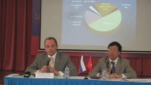 Chief Representative of the Russian Trade Office in Vietnam Maxim Golikov (L) at the press conference