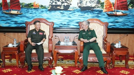 Deputy Defence Minister Sen. Lt. Gen. Nguyen Chi Vinh (right) receives Major General Onsi Sensue, Office Chief of the Lao Defence Ministry. (Credit: CPV)