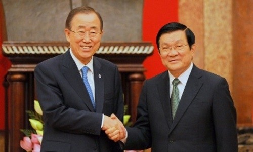 United Nations Secretary General Ban Ki-moon (L) and State President Truong Tan Sang (R)