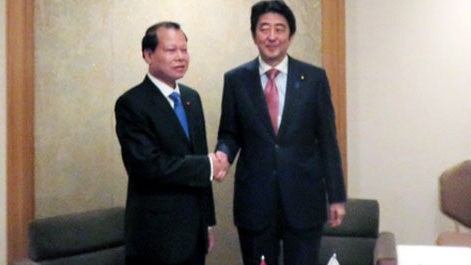 Japanese Prime Minister Shinzo Abe receives Deputy Prime Minister Vu Van Ninh in Tokyo on May 21. (Credit: VOV)
