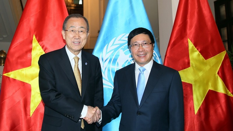 Secretary General of the United Nations Ban Ki-moon (L) and Vietnamese Deputy Prime Minister and Foreign Minister Pham Binh Minh (R)
