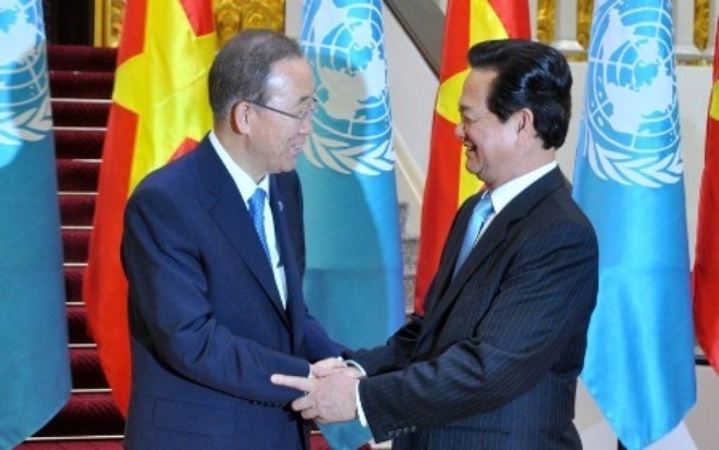 UN Secretary-General Ban Ki-moon (L) and Prime Minister Nguyen Tan Dung (R)