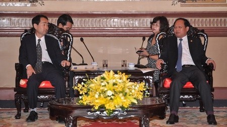 Vice Chairman of the Ho Chi Minh City People’s Committee Tat Thanh Cang (right) receives Director of the Bureau of Economy, Trade and Industry of Japan’s Kansai region Seki Soichiro. (Credit: hochiminhcity.gov.vn)