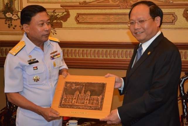 Vice Chairman of Ho Chi Minh City People’s Committee Tat Thanh Cang (R) welcomes Rear Admiral Wasan Boonneung (Photo: voh.com.vn)