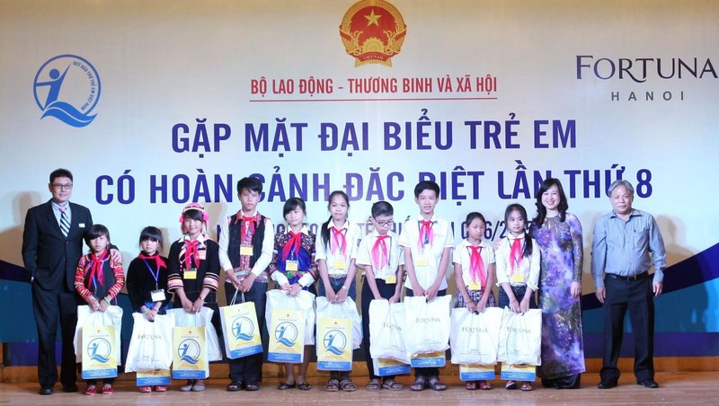 MOLISA Deputy Minister Dao Hong Lan (second from right) presented gifts to the students at the ceremony. (Credit: molisa.gov.vn)