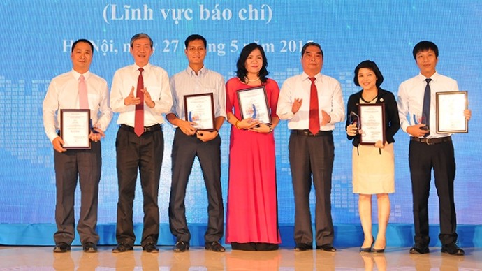 Politburo members Le Hong Anh (third from right), Dinh The Huynh (second from left) and first prize winners.