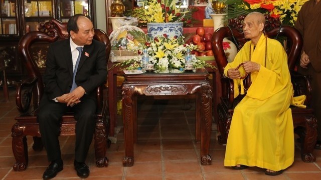 Deputy PM Nguyen Xuan Phuc and Supreme Patriarch of the Vietnamese Buddhist Sangha Thich Pho Tue