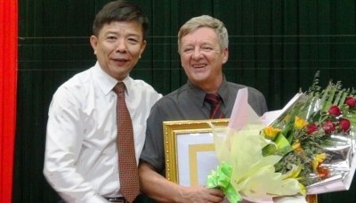 Chairman of the provincial People’s Committee Nguyen Huu Hoai (L) congratulates cave expert Howard Limbert at the ceremony 