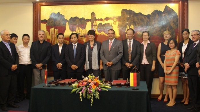 Vietnamese and German government negotiators at the signing ceremony in Hanoi on May 29