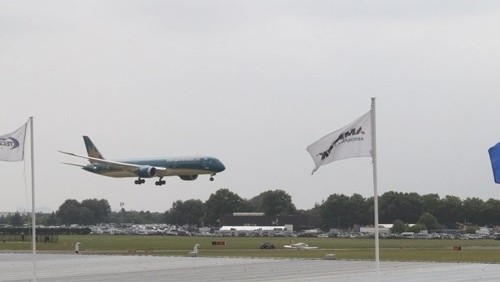 Vietnam Airlines Boeing 787-9 is seen at Bourget airport where it makes a near vertical takeoff at the 51st International Paris Air Show in Paris on June 15. (Image credit: VOV)