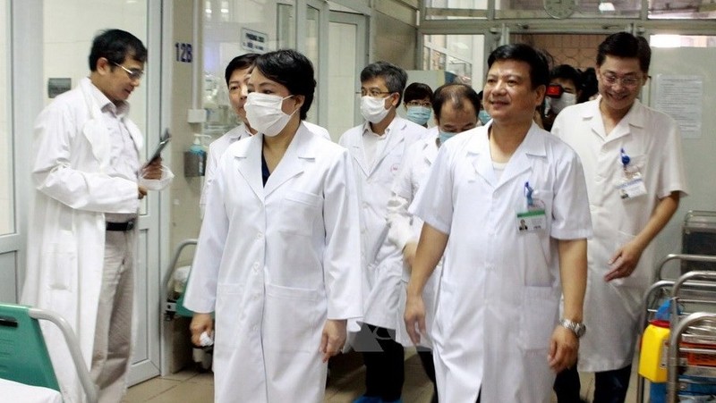 Minister Nguyen Thi Kim Tien (second from the left) at the Central Hospital for Tropical Diseases (VNA)