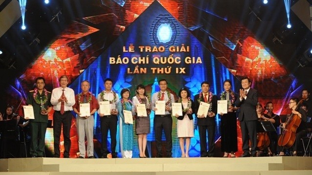 Winners of the A prize for the ninth National Press Awards 2014 honoured at the ceremony in Hanoi on June 21. (Image credit: Nhan Dan Online)