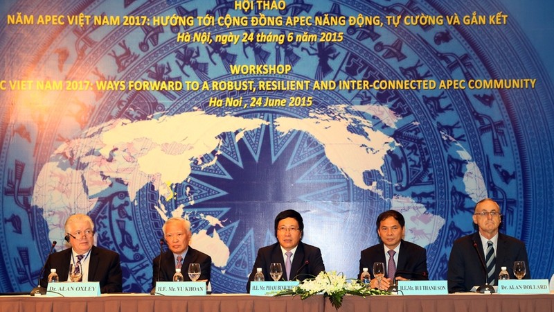 Deputy PM Pham Binh Minh (in the middle) speaks at the workshop. (VGP)
