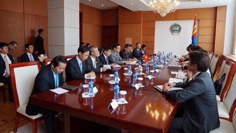 Vice Speaker of the Mongolian Parliament M.Enkhbold holds talks with Vice Chairman of NA Huynh Ngoc Son on July 1. (Image credit: tgvn.com.vn)