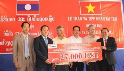 Unitel presents the financial support for the Laos – Vietnam friendship school. (Image credit: NDO)