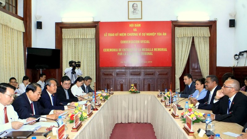 Chief Judge of the Vietnam Supreme People’s Court, Truong Hoa Binh, and his Cuban counterpart Ruben Remigio Ferro hold talks in Hanoi on July 2.