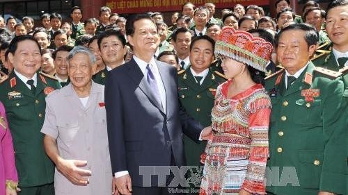 PM Nguyen Tan Dung with delegates (VNA)