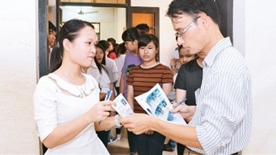 Candidates complete procedures to enter the exam room at Hanoi University of Industry.