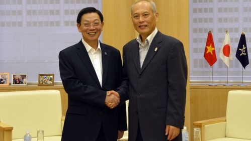 Chairman of the Hanoi City People’s Committee Nguyen The Thao (L) receives Tokyo Governor Yoichi Masuzoe (Photo: VNA)